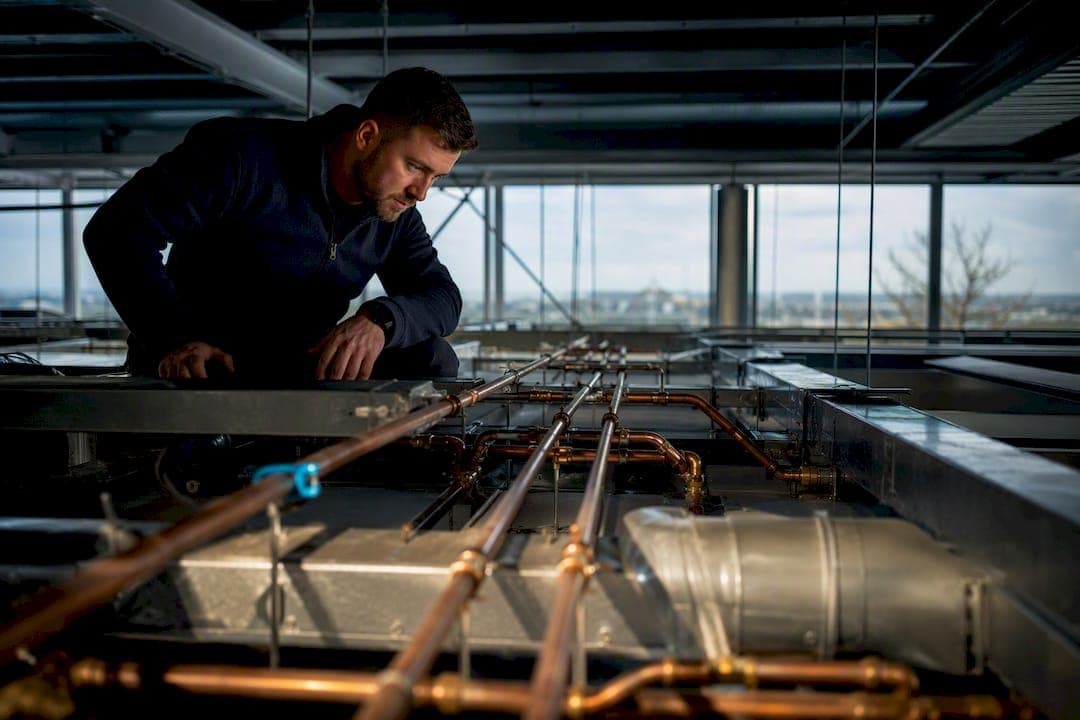 22–50% Cooling Savings for UK Buildings: VRF vs VAV Zoning Tradeoffs